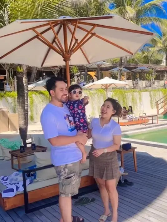 Kiky Saputri dan M. Khairi bersama putrinya. [Foto: Instagram/kikysaputrii]