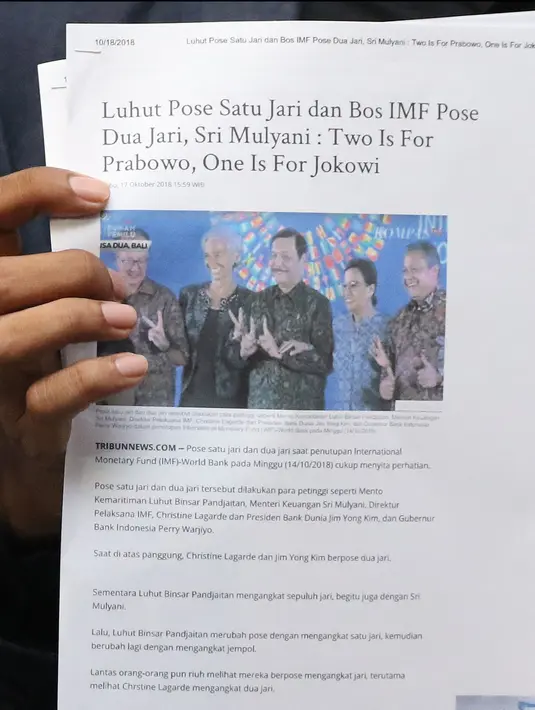 Bukti dugaan pelanggaran pemilu diperlihatkan jelang pembuatan pengaduan di Gedung Bawaslu, Jakarta, Kamis (18/10). Mereka melaporkan dugaan pelanggaran pemilu oleh menteri Luhut Binsar Pandjaitan dan Sri Mulyani. (Liputan6.com/Helmi Fithriansyah)