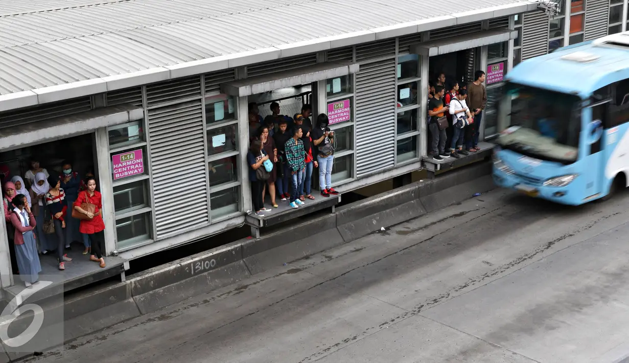 Penumpang menunggu bus Transjakarta di Halte Harmoni, Jakarta, Selasa (19/4). Beroperasinya 247 bus di Koridor I, Dirut PT Transjakarta memprediksi jarak kedatangan bus setiap halte membutuhkan waktu 30 detik. (Liputan6.com/Immanuel Antonius)