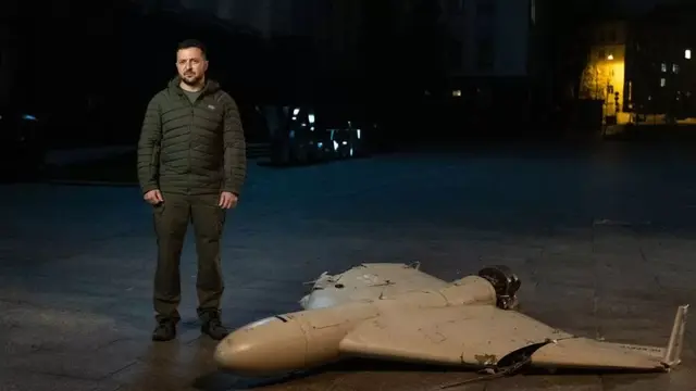 Presiden Volodymyr Zelensky mengatakan Rusia telah meluncurkan lebih dari 30 serangan drone ke Ukraina dalam dua hari (OFFICE OF THE PRESIDENT OF UKRAINE).