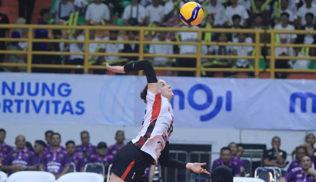 <p>Pemain Jakarta Pertamina Enduro, Polina Shemanova melakukan serve saat menghadapi Jakarta Popsivo Polwan pada laga seri kedua putaran kedua PLN Mobile Proliga 2024 di GOR Si Jalak Harupat, Kabupaten Bandung, Kamis (6/6/2024). Jakarta Pertamina Enduro kalah 0-3 (14-25, 17-25, 21-25). (Dok. PBVSI)</p>
