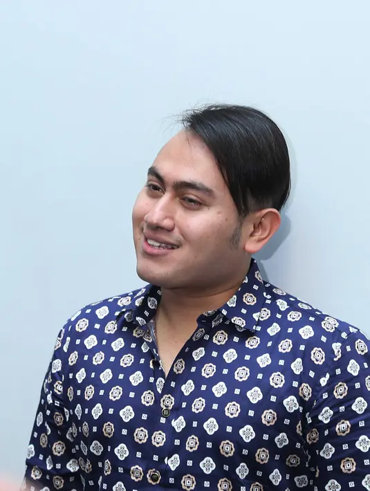 Sebagai sahabat, Iis merasa khawatir dengan tampilan pria berumur 27 tahun ini. Pelantun lagu Seroja itu khawatir Nassar akan kebablasan bereksperimen. (Nurwahyunan/Bintang.com)