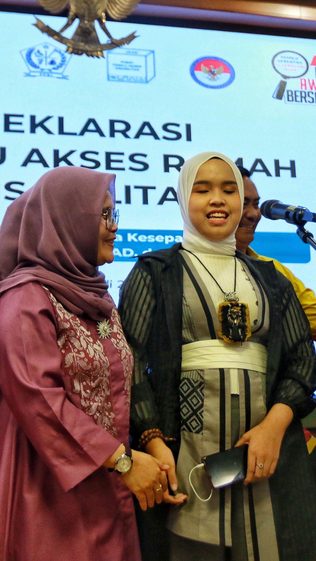 Kedua, berkomitmen mendukung pemilu yang aman, tertib, damai, berintegritas, tanpa hoaks, ujaran kebencian, politisasi SARA, dan politik uang.