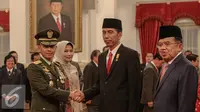 Presiden Jokowi (kedua kanan) bersama Wakil Presiden Jusuf Kalla memberikan selamat kepada Letjen TNI Mulyono sebagai Kepala Staf Angkatan Darat mengantikan Jenderal Gatot Nurmantyo di Istana Negara, Jakarta, Rabu (15/7/2015). (Liputan6.com/Faizal Fanani)