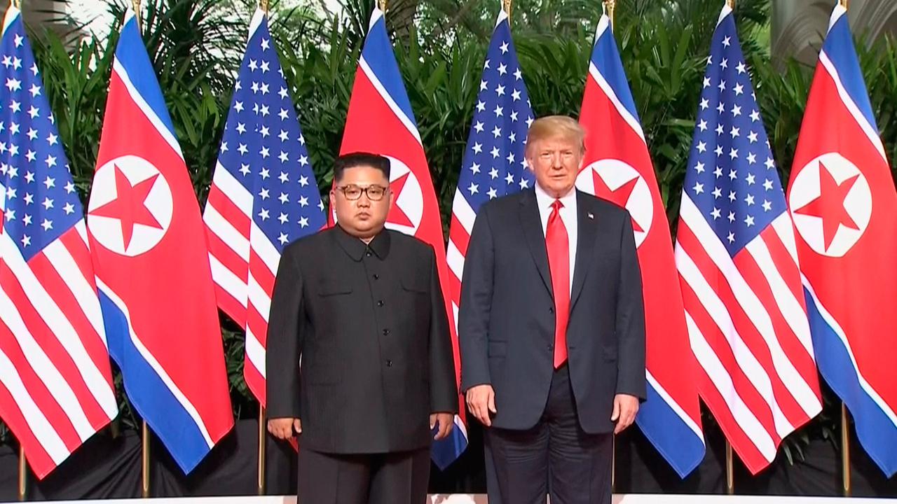 Jabat Tangan Perdana Trump dan Kim Jong-un