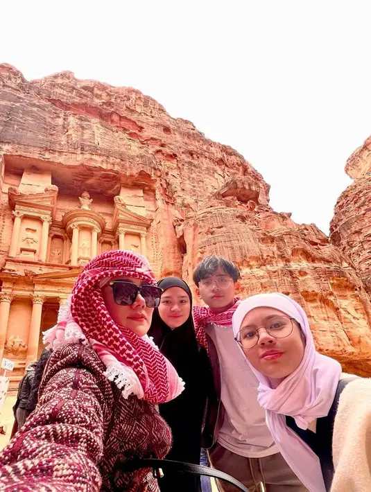 Seru jalani liburan keluarga bersama, Mulan dan ketiga anaknya ini mengabadikan foto bersama saat berada di Petra, Yordania. Kedua putrinya yang tampil berhijab ini pun menuai banyak pujian dari penggemar. (Liputan6.com/IG/@tiaransvtr)