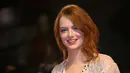 Aktris Emma Stone tersenyum saat tiba menghadiri pemutaran film "The Favorite" selama Festival Film Venice ke-75 di Venice Lido, Italia, (30/8). Emma Stone tampil cantik dengan gaun transparan warna krem. (AP Photo/Joel C Ryan)