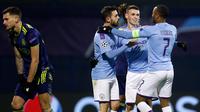 Pemain Manchester City Phil Foden (kedua kanan) merayakan dengan rekan satu timnya setelah mencetak gol ke gawang Dinamo Zagreb pada pertandingan Grup C Liga Champions di Stadion Maksimir, Zagreb, Kroasia, Rabu (11/12/2019). Manchester City menang 4-1. (AP Photo/Darko Bandic)