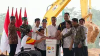 Presiden RI, Joko Widodo (tengah) saat ikut meresmikan groundbreaking pembangunan Paralympic Training Center untuk NPC Indonesia di Kabupaten Karanganyar, Jumat (8/3/2024). (Dok NPC Indonesia)