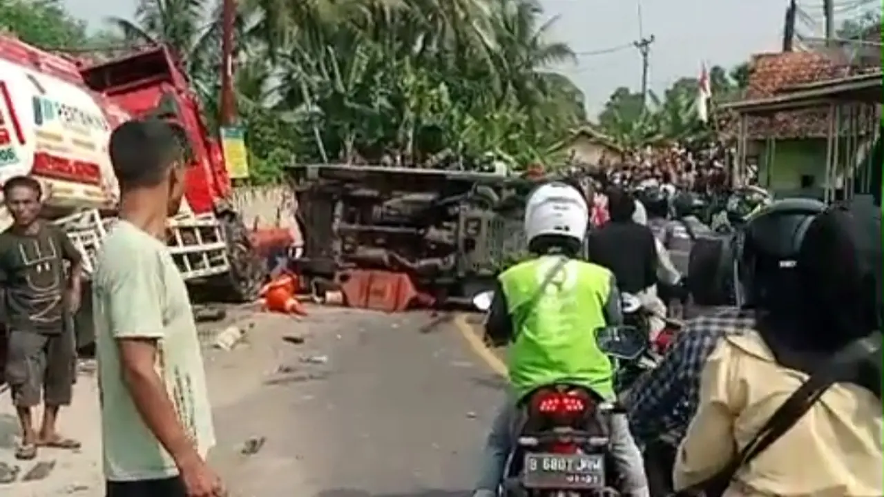 Truk Tangki BBM Seruduk 3 Kendaraan di Cigudeg Bogor