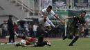 Striker Arema FC, Rifaldi Bawuo, berusaha melewati pemain Tira Persikabo pada laga Shopee Liga 1 di Stadion Pakansari, Bogor, Kamis (24/10). Arema tahan  imbang 1-1 Tira Persikabo. (Bola.com/Yoppy Renato)