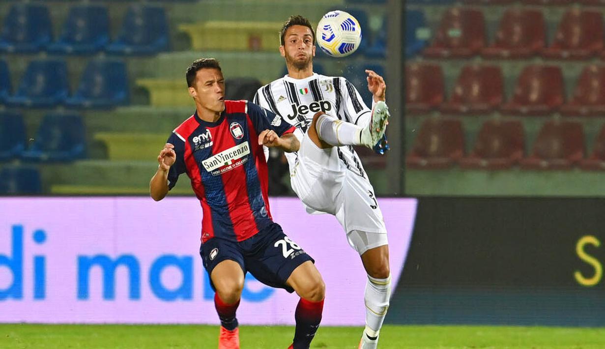 Pemain Juventus, Rodrigo Bentancur, berebut bola dengan pemain Crotone, Luca Siligardi, pada laga Liga Italia di Stadion Ezio Scida, Minggu (18/10/2020). Kedua tim bermain imbang 0-0. (Francesco Mazzitello/LaPresse via AP)