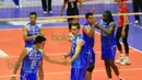 Pemain Palembang Bank Sumsel Babel merayakan kemenangan di set kedua atas Surabaya Semator pada putaran pertama Proliga 2016 di GOR Ken Arok, Malang, Sabtu (20/2/2016). (Bola.com/Nicklas Hanoatubun)