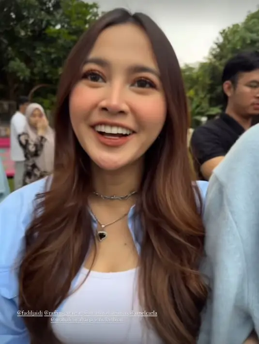 Tak cuma body ramping, wajah Mahalini Raharja terlihat flawless dengan makeup bernuansa warm [@keanuagl]