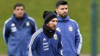 Duet penyerang Argentina, Sergio Aguero (kanan) dan Lionel Messi saat mengikuti sesi latihan di City Football Academy, Manchester, (20/3/2018). Argentina akan melawan Italia pada laga persahabatan di Etihad Stadiu. (Dave Howarth/PA via AP)