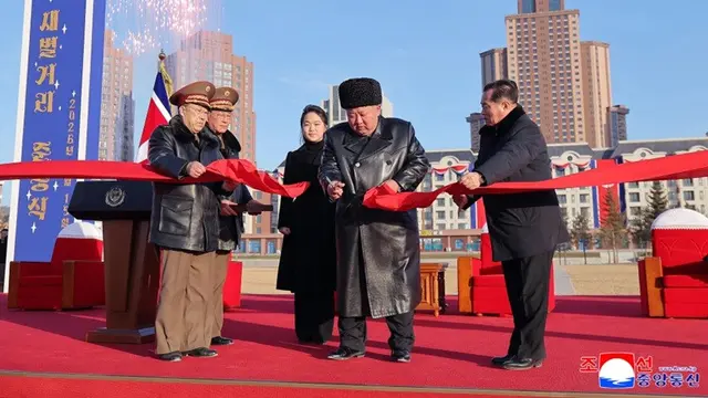 Pemimpin Korea Utara Kim Jong Un (kedua kanan) menghadiri peresmian Jalan Saeppyol di Pyongyang, Minggu (15/2/2026), dalam foto yang dirilis pemerintah Korea Utara.