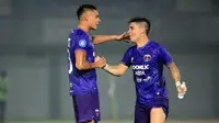 Setelah menelan kekalahan di pekan pertama BRI Liga 1 2023/2024, Persita Tangerang langsung bangkit pada laga pekan kedua. Menjamu PSIS Semarang yang sebelumnya menang di pekan pertama, Persita berhasil meraih tiga poin pertama musim ini dengan kemenangan 2-0 dalam laga yang berlangsung di Indomilk Arena, Tangerang, Sabtu (8/7/2023) malam WIB. Dalam laga yang berlangsung di permukaan rumput basah setelah diguyur hujan menjelang kick-off, Persita memastikan kemenangan atas PSIS lewat dua gol legiun asing mereka, Christian Rontini pada menit ke-61 dan Ezequiel Vidal pada menit ke-86. (Bola.com/Ikhwan Yanuar)