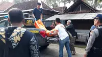 Evakuasi korban pembunuhan di Desa Birowo, Kebumen, Kamis, 15 November 2018. (Liputan6.com/Polres Kebumen/Muhamad Ridlo)