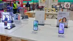 Sejumlah smartphone atau ponsel pintar dipajang di salah satu pusat perbelanjaan di kawasan Tangerang, Selasa (14/3/2023). Firma riset pasar International Data Corporation (IDC) memproyeksikan pasar smartphone atau ponsel pintar pada tahun ini masih akan stagnan, apabila terjadi kenaikan hanya berkisar satu persen. (Liputan6.com/Angga Yuniar)