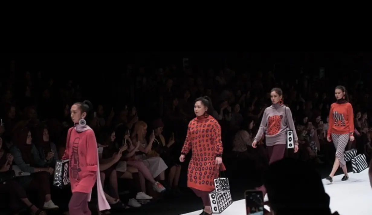 Tampil begitu percaya diri, Namira Zania juga memukau catwalk JFW. [Foto: Instagram/ Namira Zania]