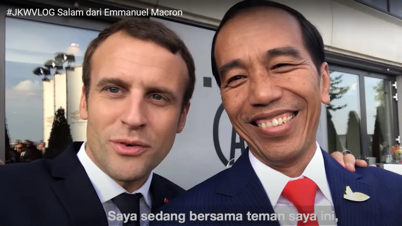 Presiden Jokowi dan Presiden Prancis Emmanuel Macron melakukan vlog bersama pada 2017.