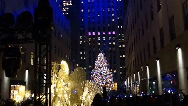 Indahnya suasana saat penyalaan lampu pohon Natal di Rockefeller Center di kota New York walaupun sedang sangat dingin.