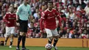 Penyerang Manchester United, Cristiano Ronaldo mengontrol bola saat bertanding melawan Newcastle United pada pertandingan Liga Inggris di stadion Old Trafford, Sabtu (11/9/2021). Ronaldo mencetak dua gol dan mengantar MU menang atas Newcastle 4-1. (AP Photo/Rui Vieira)
