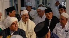 Capres nomor urut 02 Prabowo Subianto dan Komandan Kogasma Partai Demokrat Agus Harimurti Yudhoyono (AHY) saat menghadiri Maulid Nabi sekaligus haul Habib Ali bin Abdurrahman Al-Habsyi Kwitang di Kwitang, Jakarta, Kamis (6/12). (Liputan6.com/FaizalFanani)