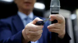 Moon Seoung-ok mendemonstrasikan kamera pengintai berbentuk kunci mobil di Seoul, 30 September 2016. Korea Selatan memanfaatkan kemajuan teknologi untuk memperkecil tingkat korupsi di negaranya. (REUTERS/ Kim Hong-Ji)