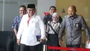 Diketahui, Ishfah Abidal Aziz alias Gus Alex merupakan staf khusus Yaqut Cholil Qoumas saat menjabat sebagai Menteri Agama pada periode 2019-2024. Tampak dalam foto, tersangka kasus dugaan korupsi kuota haji, Yaqut Cholil Qoumas (kiri) bersiap menjalani pemeriksaan di Gedung Merah Putih Komisi Pemberantasan Korupsi (KPK), Jakarta, Jumat (30/1/2026). (merdeka.com/Arie Basuki)