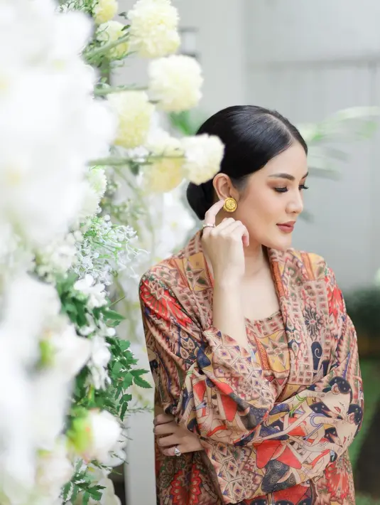 Halal Bihalal saat Lebaran juga bisa nyaman dan santun dengan homewear. Nindy Ayunda pilih set homewear batik [@nindyayunda]
