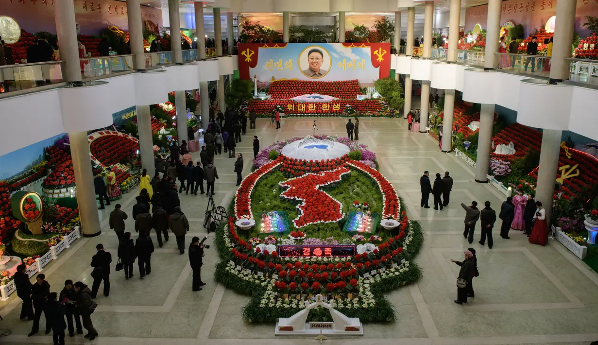 Pandangan umum menunjukkan pameran bunga 'Kimjongilia' di Pyongyang, Kamis (14/2). Korea Utara menggelar festival bunga untuk merayakan ulang tahun mendiang mantan pemimpin tertinggi Korea Utara yang juga ayah Kim Jong-un, Kim Jong-il. (Ed JONES/AFP)