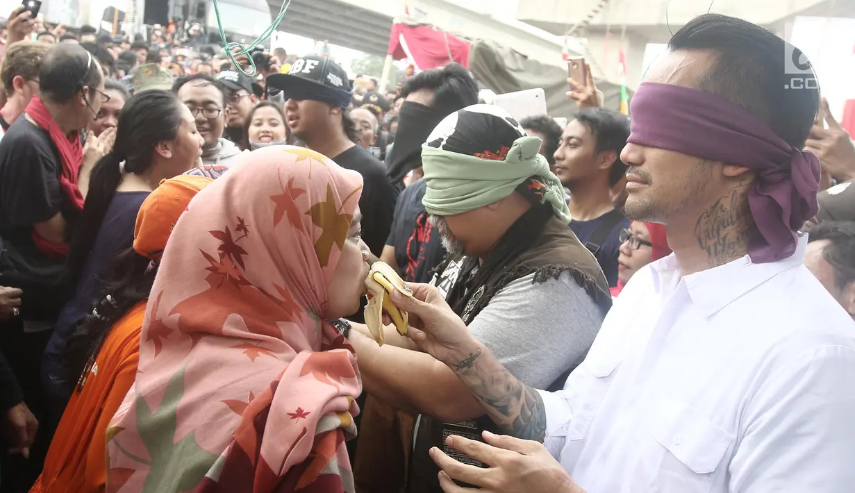 Aktor Tora Sudiro, Vino G Bastian dan Indro Warkop mengikuti lomba makan pisang pada Festival Kalimalang di Jakarta, Kamis (17/8). Mereka menghadiri festival Kalimalang dalam rangka promo film Warkop DKI: Reborn Part 2. (Liputan6.com/Herman Zakharia)