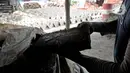 Pekerja mengambil bongkahan tanah yang akan dicetak menjadi genteng di pabrik genteng rumahan (Jebor) Mutiara Putra, Desa Burujul Wetan, Kecamatan Jatiwangi, Kabupaten Majalengka (30/1/2022). (merdeka.com/Iqbal S. Nugroho)