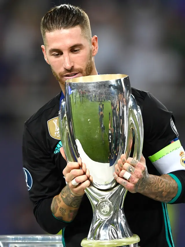 Selebrasi Real Madrid Angkat Trofi Piala Super Eropa 2017