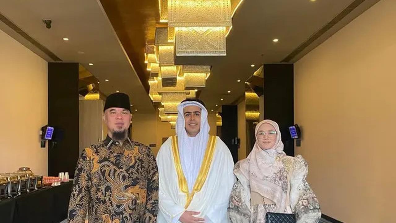 Potret Ahmad Dhani dan Mulan Jameela Kondangan di Bali, Tampil Elegan dengan Gaya Vintage