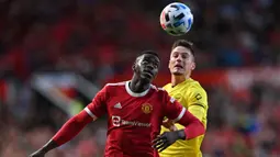 Axel Tuanzebe tak kunjung mendapatkan tempat reguler di Manchester United sejak didatangkan pada 2015 silam. Rentetan cedera menjadi faktor besar yang membuat kariernya meredup di Old Trafford. Ia pun pernah dipinjamkan ke Aston Villa dan Napoli belakangan ini. Tuanzebe tidak masuk dalam rencana Erik ten Hag pada musim ini. Mereka akan melepasnya pada bursa transfer musim dingin 2023 meski kontraknya tersisa enam bulan lagi. (AFP/Paul Ellis)