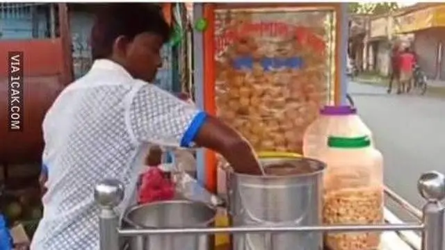 6 Tingkah Penjual India Saat Aduk Makanan Ini Bikin Jijik, Nyeleneh Banget