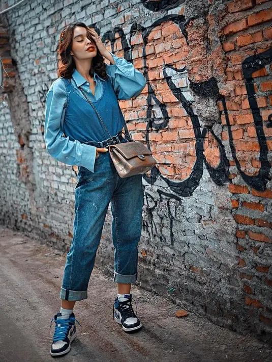 Inspirasi street style yang kece, kamu bisa padukan kemeja dengan vest denim dan boyfriend jeans ala Conchita. (Instagram/Conchizzlin).