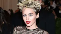 Main Bowling, Nyawa Miley Cyrus Hampir Melayang