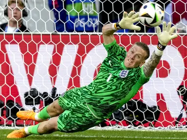 Kiper Inggris, Jordan Pickford menepis bola tendangan pemain Swiss, Manuel Akanji pada babak adu penalti laga perempat final Euro 2024 di Duesseldorf Arena, Duesseldorf, Jerman, Sabtu (06/07/2024). (AP Photo/Frank Augstein)