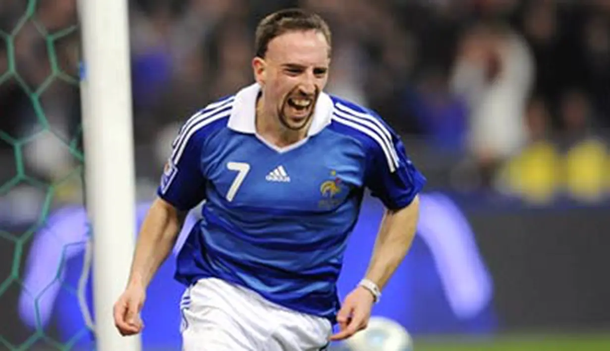 France's midfielder Franck Ribery celebrates after scoring a goal during the World Cup 2010 qualifying match France vs Lithuania on April 1, 2009 at Stade de France in Saint-Denis. AFP PHOTO/FRANCK FIFE