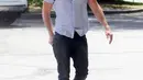 Liam Hemsworth terlihat cuek dan santai banget memakai sandal jepit. (POPSUGAR)