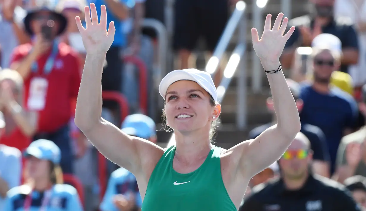 Petenis Rumania, Simona Halep melambaikan tangan usai mengalahkan petenis AS, Sloane Stephens pada final Kanada Terbuka 2018 di Montreal, Minggu (12/8). Halep akhirnya menyabet gelar keduanya di Piala Rogers (Paul Chiasson/The Canadian Press via AP)