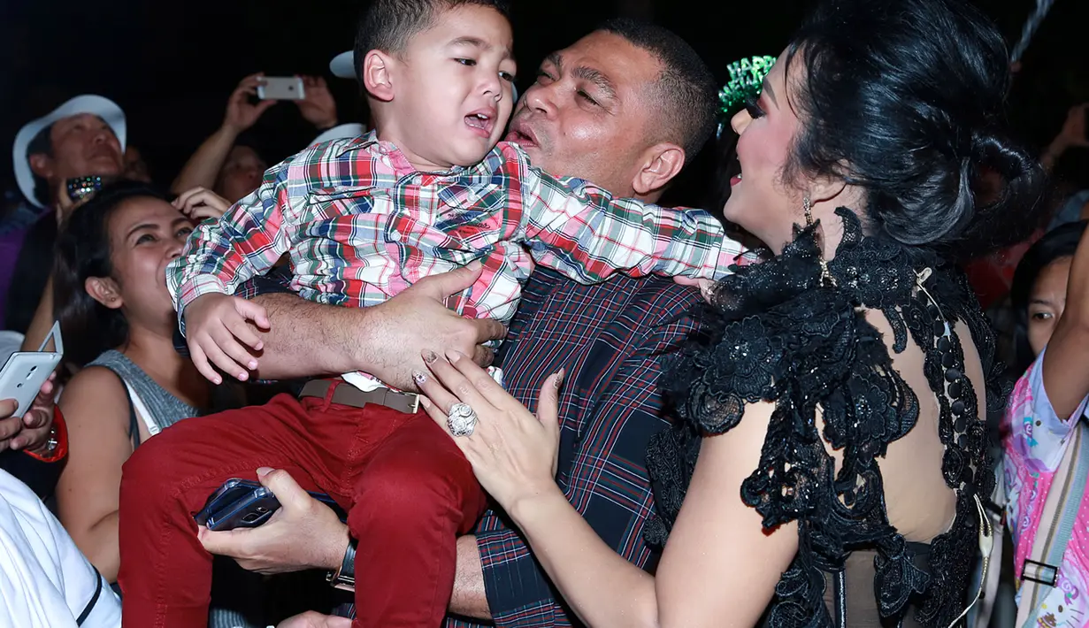 KD ditemani oleh keluarga yang menjadi penyemangat di lokasi ia menjadi pengisi acara tahun baru di Hotel Borobudur ini. Suami, Raul Lemos serta buah hati mereka, Ariannha Amora Lemos dan Kellen Alexander Lemos ikut hadir. (Deki Prayoga/Bintang.com)