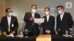 Direktur Utama Bank Bukopin Rivan A. Purwantono (kedua kiri), Chief of Operation Helmi Fahrudin, CFO Senghyup Sin dan Chief Strategic Officer Jikyu Jang berbincang pada konferensi pers virtual dengan tema "Transformasi Menuju Bukopin Baru” di Jakarta, Senin (30/11/2020). (Liputan6.com/Fery Pradolo)