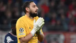 Gianluigi Donnarumma menggegerkan Melanisti usai dirinya memilih hengkang dari AC Milan menuju PSG. Namun, kiper utama Italia ini, harus kalah bersaing dengan Keylor Navas. Ia tercatat baru bermain sebanyak lima kali dengan menorehkan satu clean sheet. (AFP/Franck Fife)