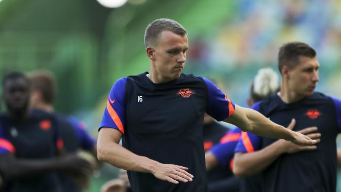 Pemain Leipzig Lukas Klostermann berlatih di Stadion Jose Alvalade, Lisbon, Portugal, Rabu (12/8/2020). Leipzig akan menghadapi Atletico Madrid pada perempat final Liga Champions. (Miguel A. Lopes/Pool via AP)