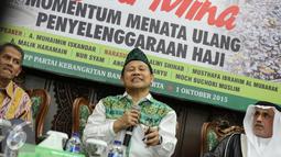 Ketua PKB, Muhaimin Iskandar (tengah) memberikan keterangan saat diskusi Tragedi Mina di Jakarta, Kamis (1/10/2015). Diskusi membahas situasi jamaah haji Indonesia paska tragedi Mina. (Liputan6.com/Faizal Fanani)
