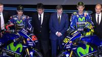 Valentino Rossi dan Maverick Vinales saat meluncurkan motor Yamaha YZR M1 yang akan dipakai pada MotoGP 2017 di Madrid, Spanyol, Kamis (19/1/2017). (Twitter/Crash)
